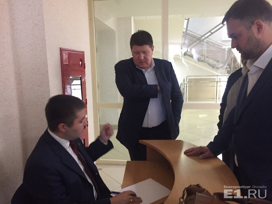 Депутат Игорь Плаксин приехал в суд, чтобы дать гарантии по долгу.