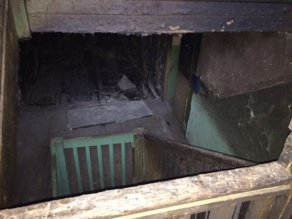 Квартиры почти не пострадали, но лестничная клетка выгорела и местами провалился деревянный пол