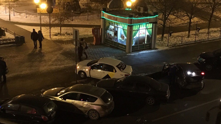 Жесткое ДТП у тюменского «Макдоналдса»: одну из машин вынесло на тротуар