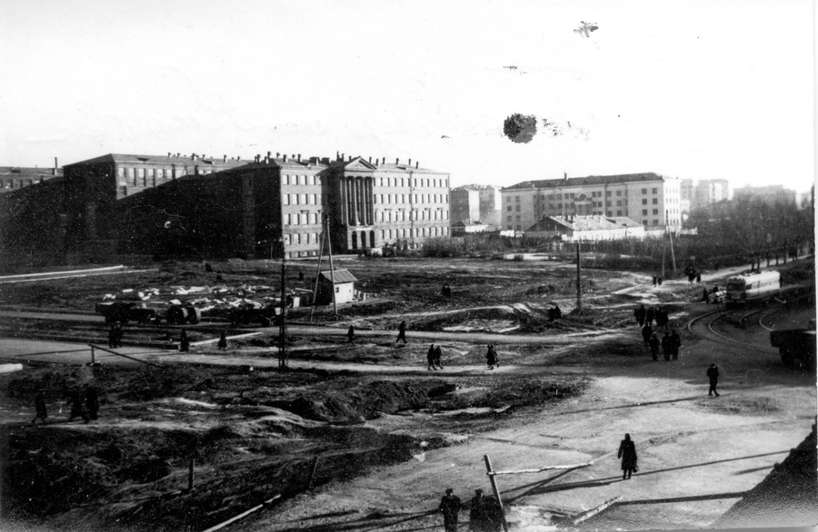 В 1956 г. площадь перед главным вузом Свердловска была основательно перепланирована и благоустроена под руководством архитектора Г. В. Шауфлера.