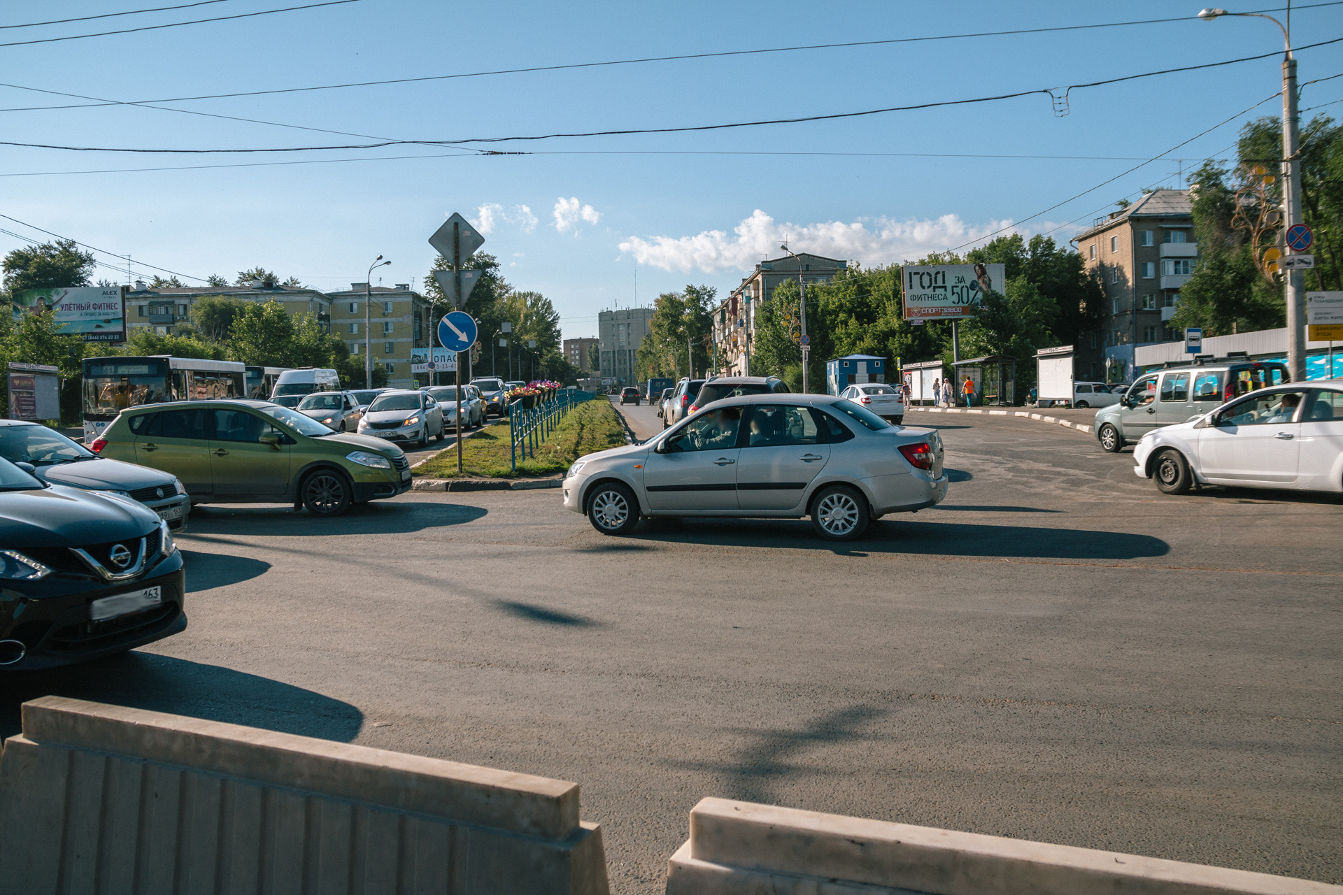 Чтобы выбраться из транспортного коллапса,  автомобилисты "уходят" на Гагарина