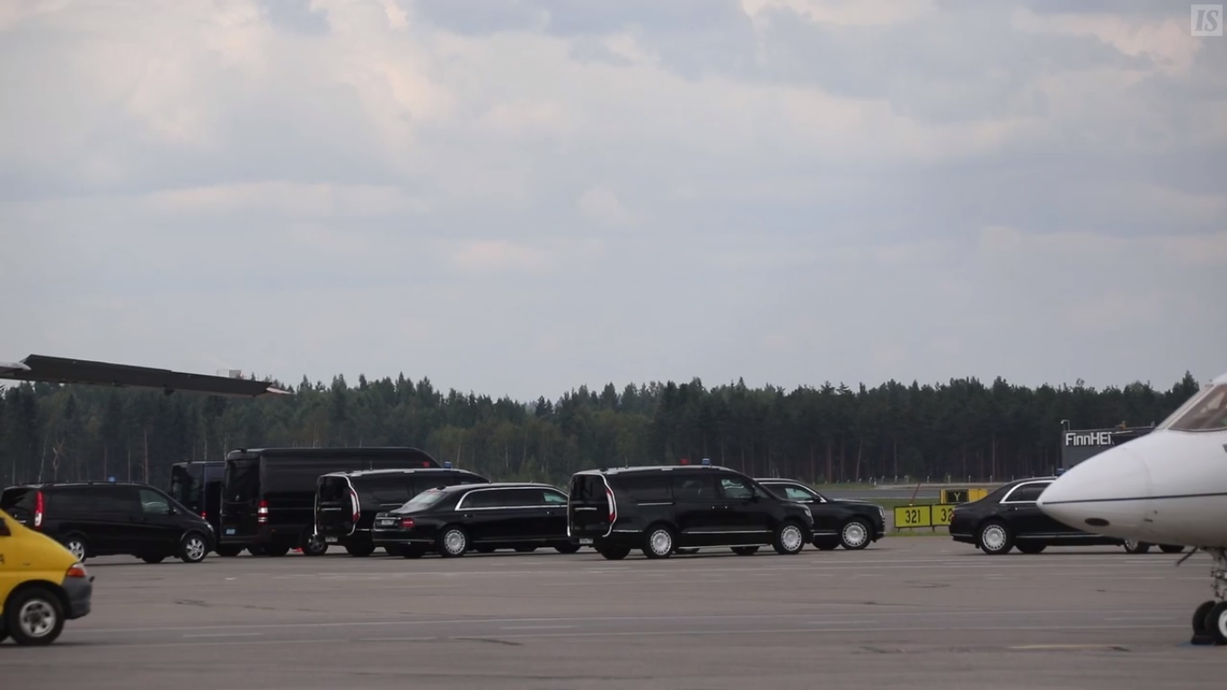 Автомобили для российской делегации в аэропорту Хельсинки-Вантаа / скриншот с видео Ilta-Sanomat