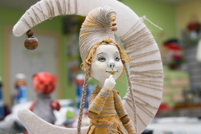 В ДВФУ провели мастер-класс по изготовлению традиционной русской куклы