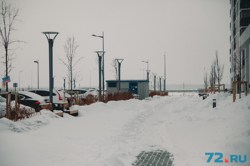 Зареку за ночь замело по полной. Под слоем снежинок тротуара почти не видно Зареку за ночь замело по полной. Под слоем снежинок тротуара почти не видно