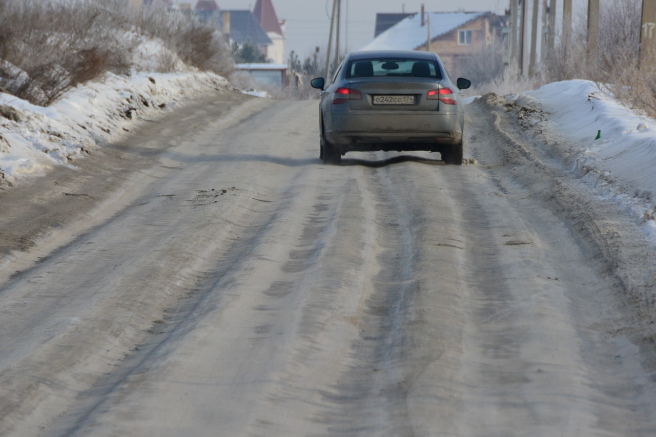Не забывайте о коварстве зимних дорог: по колеям нужно ездить умело