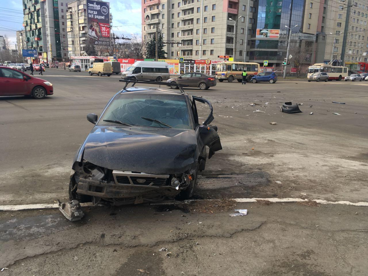 Машины раскидало после ДТП по перекрестку в Челябинске