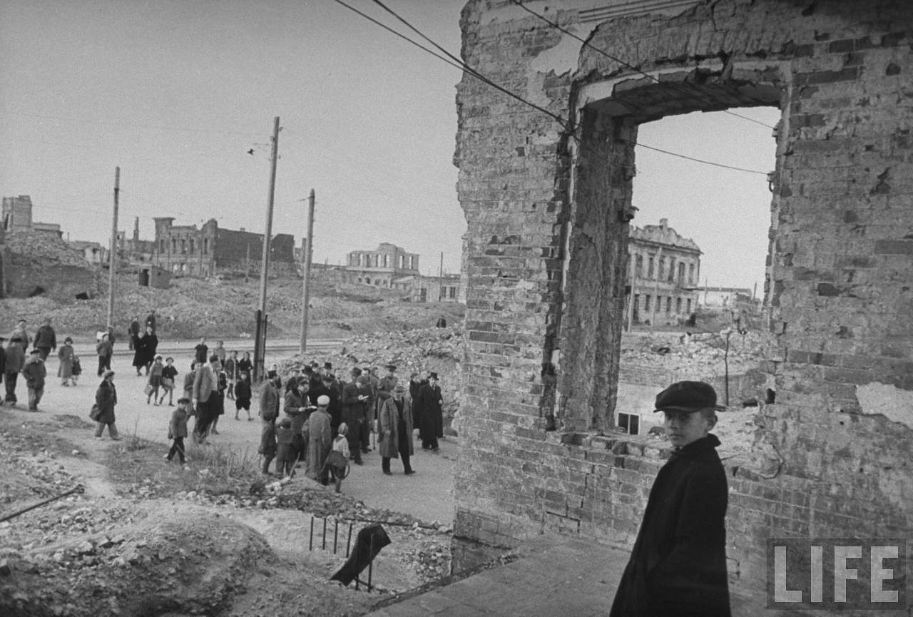 Stalingrad life. Сталинград 1947. Сталинград после войны 1947. Сталинград после войны 1950. Сталинград в 1947 году.