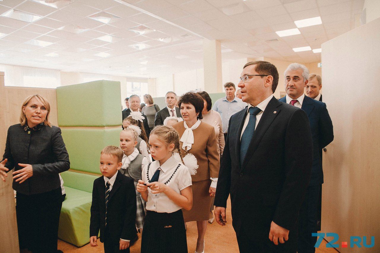 Владимир Якушев внимательно посмотрел всю школу – от холла и столовой до библиотеки и научных лабораторий