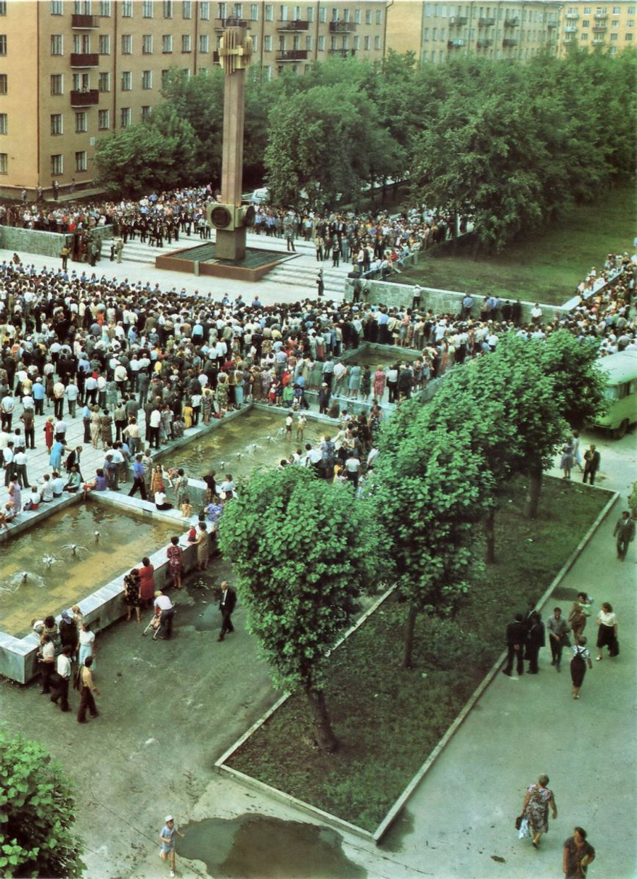 Людей на открытие стелы в 1983 году действительно пришло очень много. Людей на открытие стелы в 1983 году действительно пришло очень много.