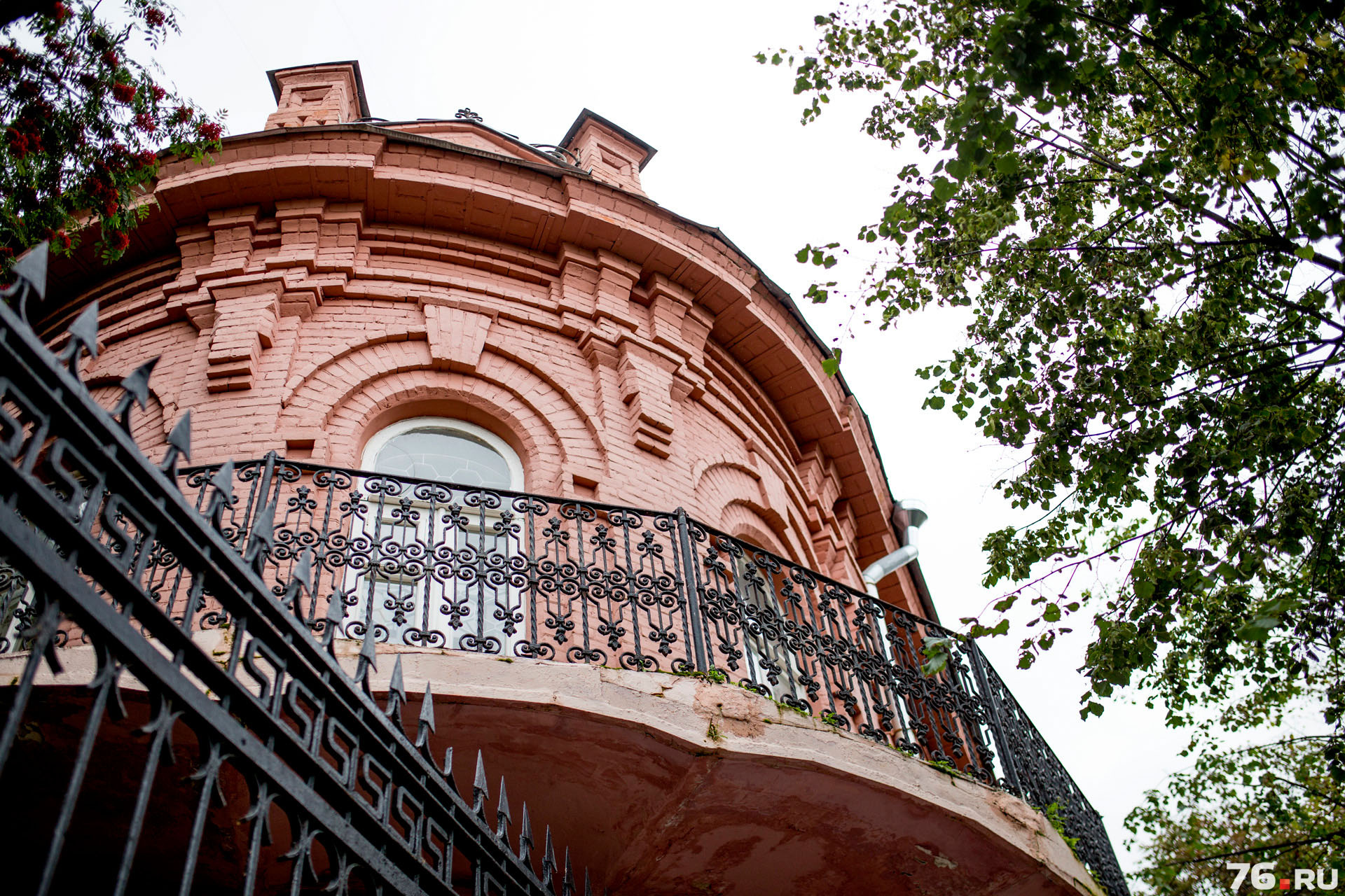 люк канализационный чугунный. решетки садов и парков санкт-петербурга. чугунный город. решетка набережной реки мойки. шереметьевский дворец решетка в санкт-петербурге.