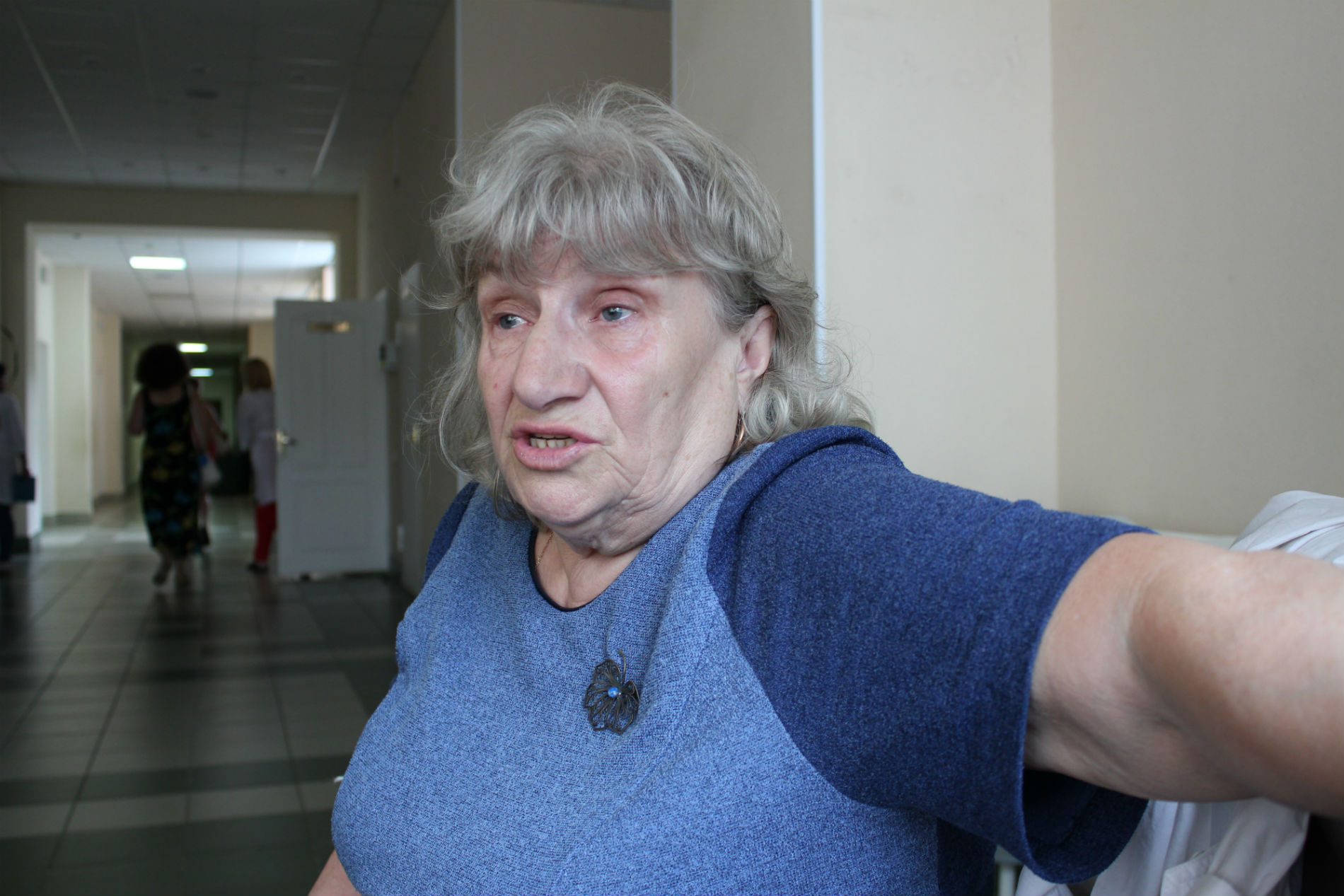 Из-за состояния здоровья ей дважды в день приходится ходить в больницу Из-за состояния здоровья ей дважды в день приходится ходить в больницу