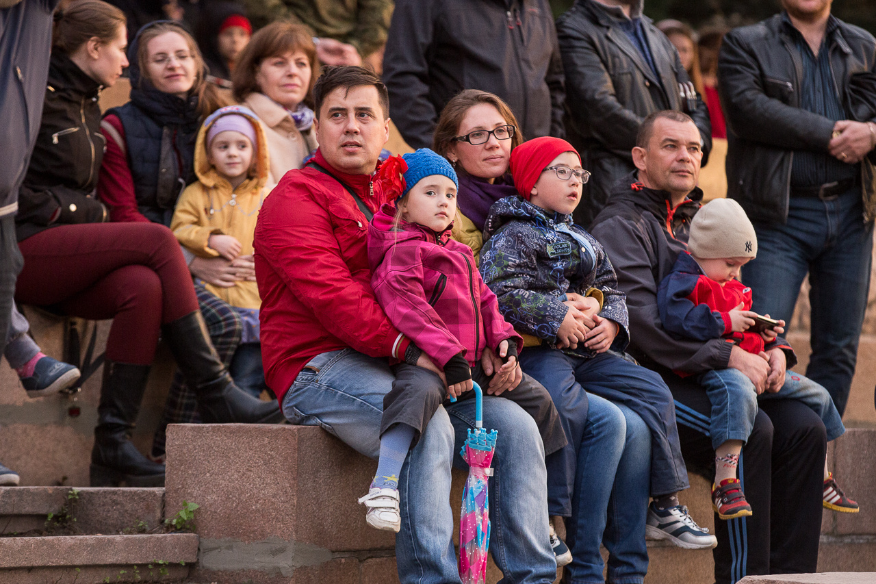 Сотни челябинцев пришли посмотреть репетицию парада. 9 мая мест на всех не хватит Сотни челябинцев пришли посмотреть репетицию парада. 9 мая мест на всех не хватит
