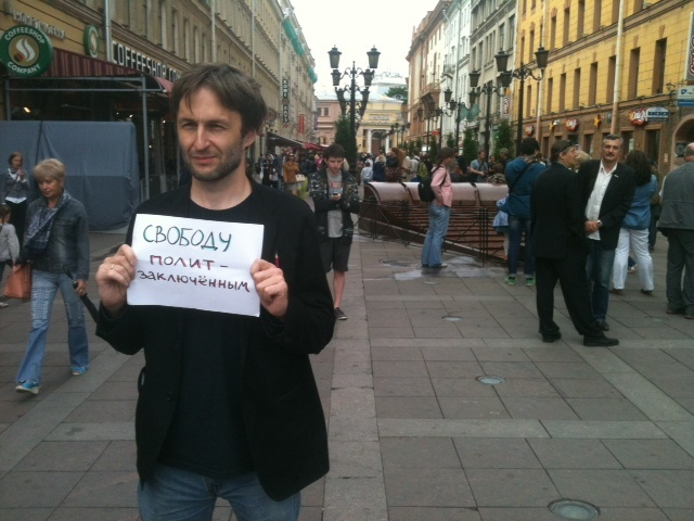 На Малой Садовой за 40 минут до схода уже оживленно.
