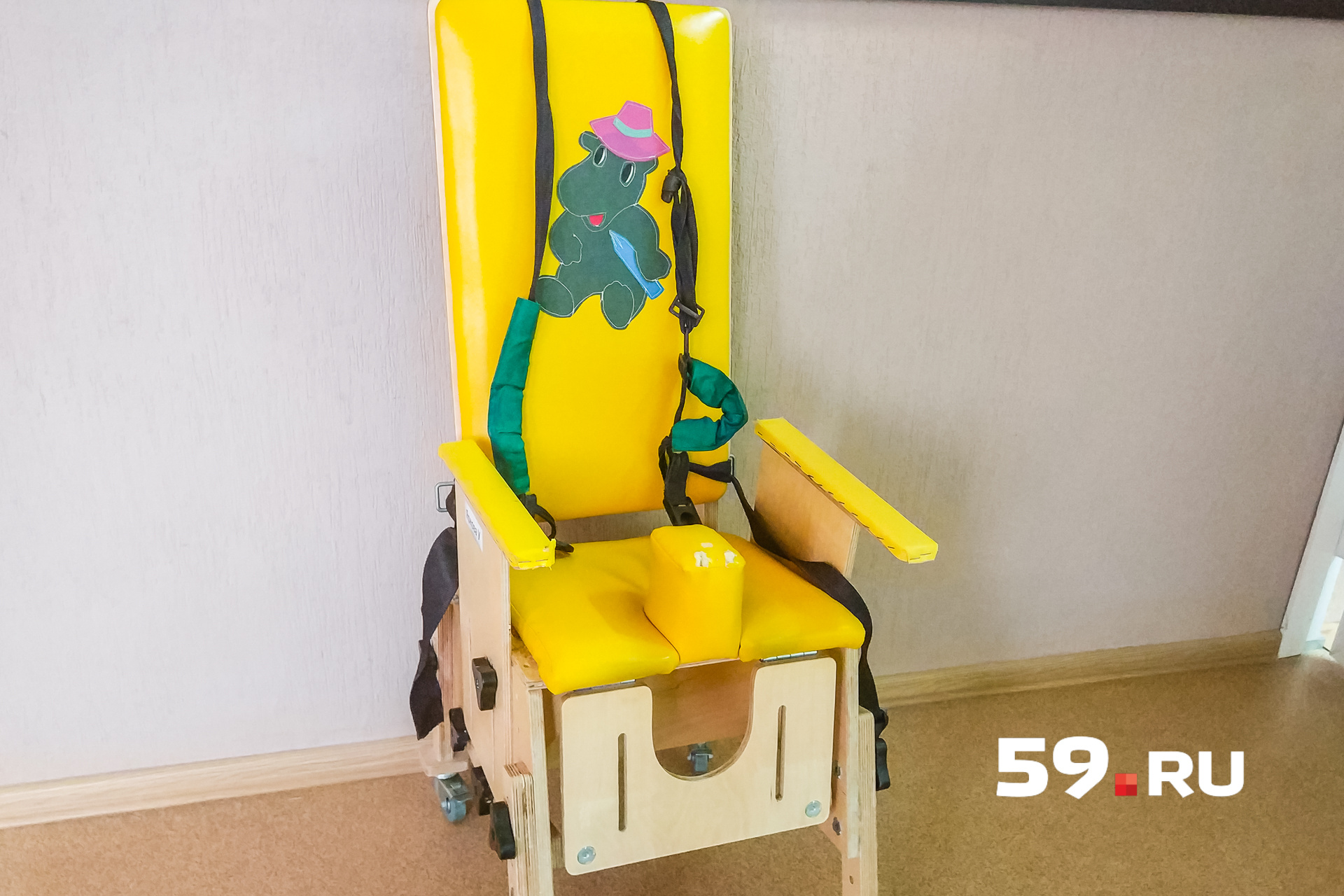 При помощи вертикализатора дети учатся сидеть и стоять При помощи вертикализатора дети учатся сидеть и стоять