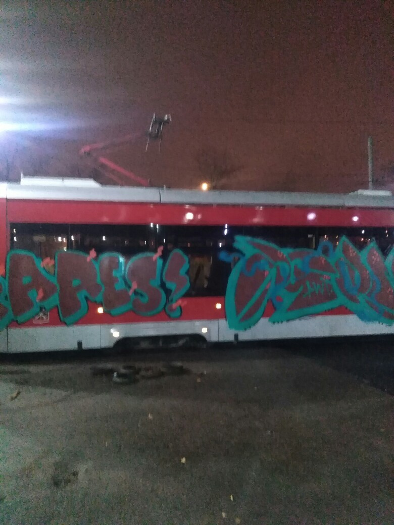 Вандалы изрисовали трамвай челябинск. Подслушано гэт и ттк. Вандалы изрисовали трамвай в самаре. Мемы про троллейбус. Подслушано гэт и ттк.