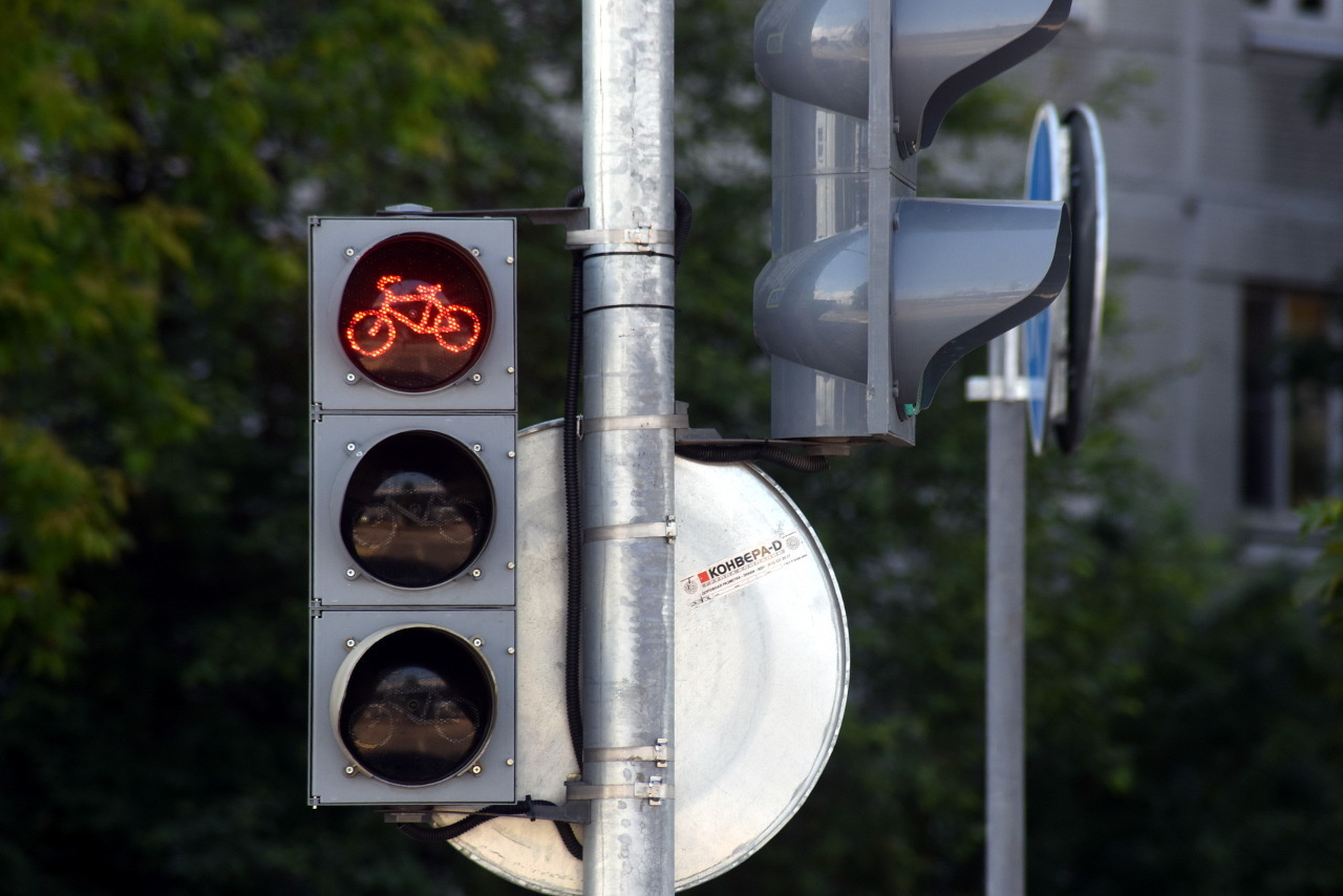 Велосипед со светофора. Велосипедный светофор. Светофор для велосипедов. Светофор для велосипедистов в Москве. Велосветофоры в СПБ.