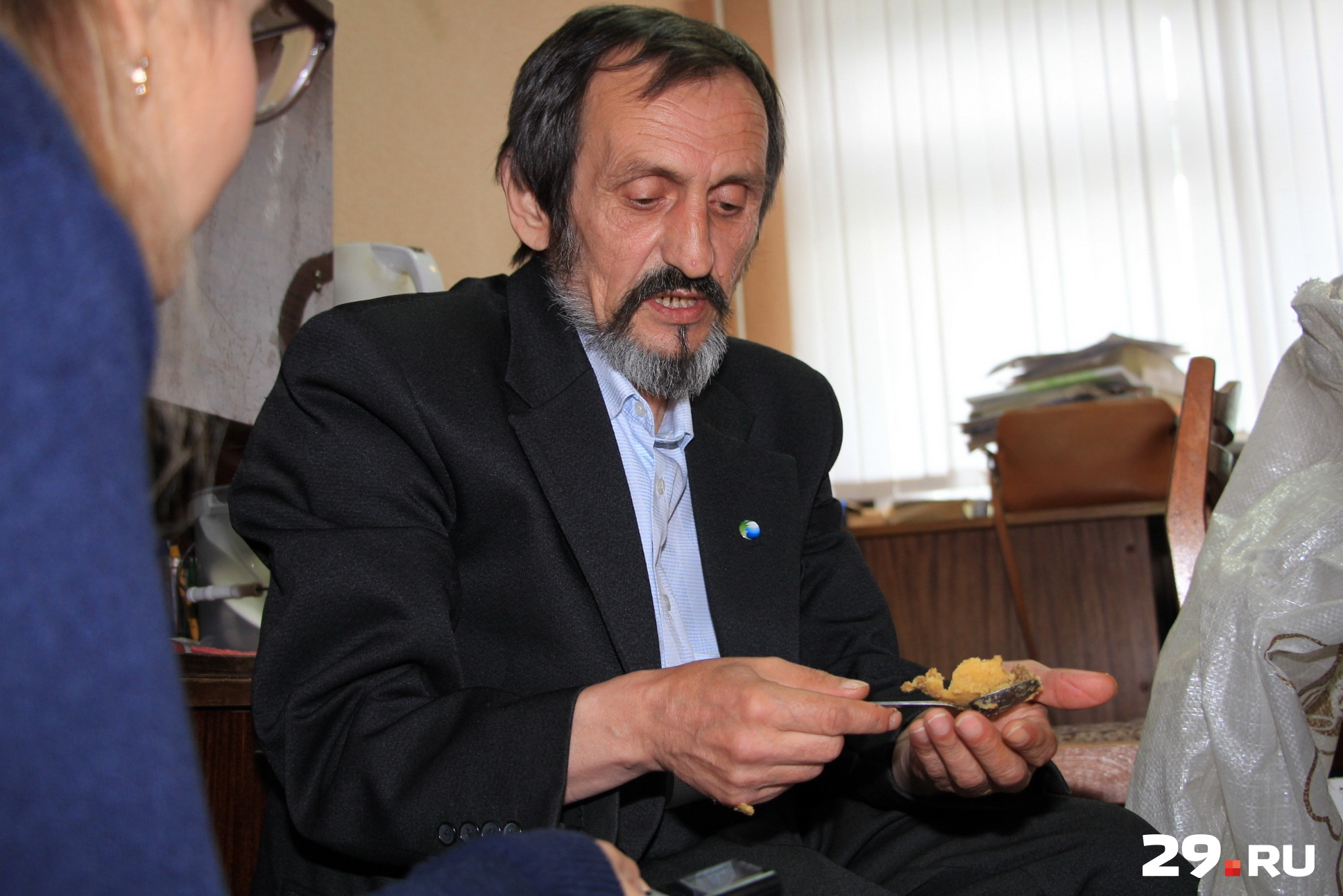 Геннадий Иванов показывает жир личинки. Говорит, его сотрудники уже даже жарили на нем картошку