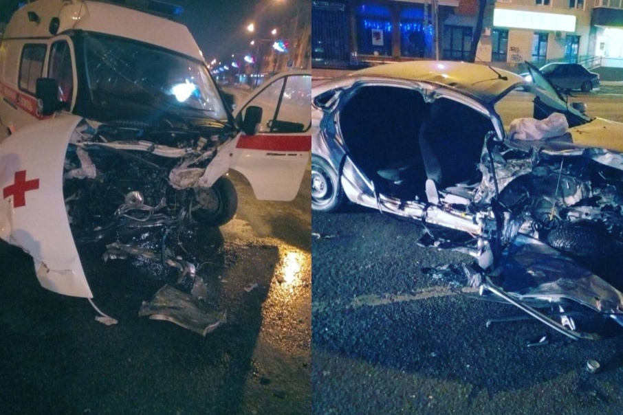 Lada Vesta врезалась в машину скорой помощи рано утром 12 марта Lada Vesta врезалась в машину скорой помощи рано утром 12 марта