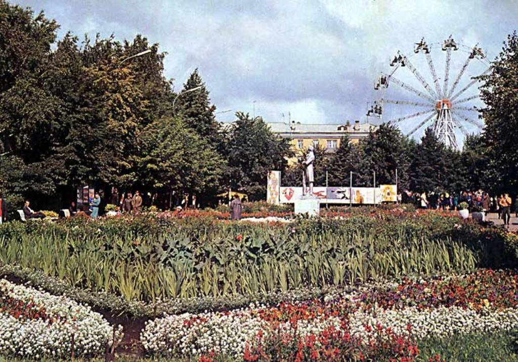 Фигура писателя весит 700 кг при высоте в 2 метра. Бронзовый памятник изготовлен в 1949 году на одном московском заводе по проекту скульптора Аполлона Мануйлова Фигура писателя весит 700 кг при высоте в 2 метра. Бронзовый памятник изготовлен в 1949 году на одном московском заводе по проекту скульптора Аполлона Мануйлова