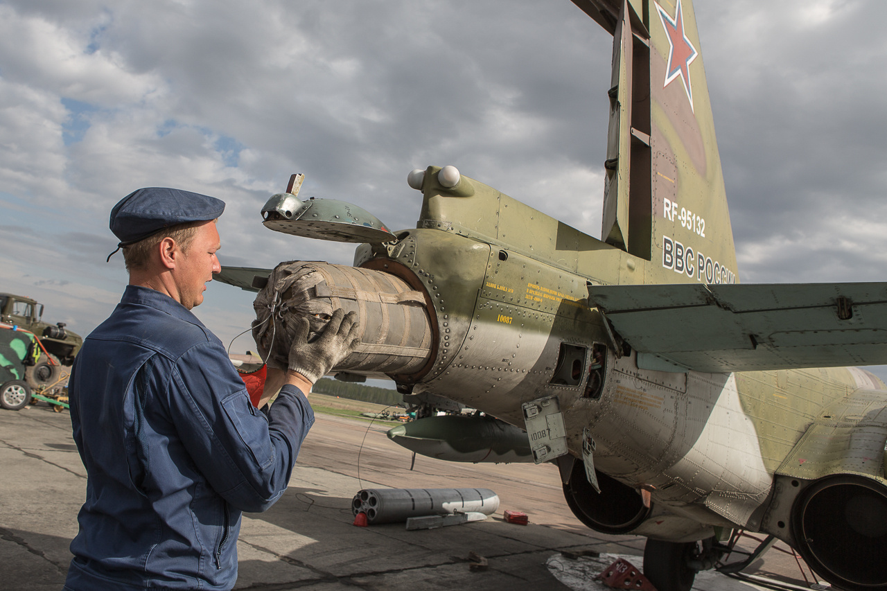 Загрузка тормозного парашюта в Су-25
