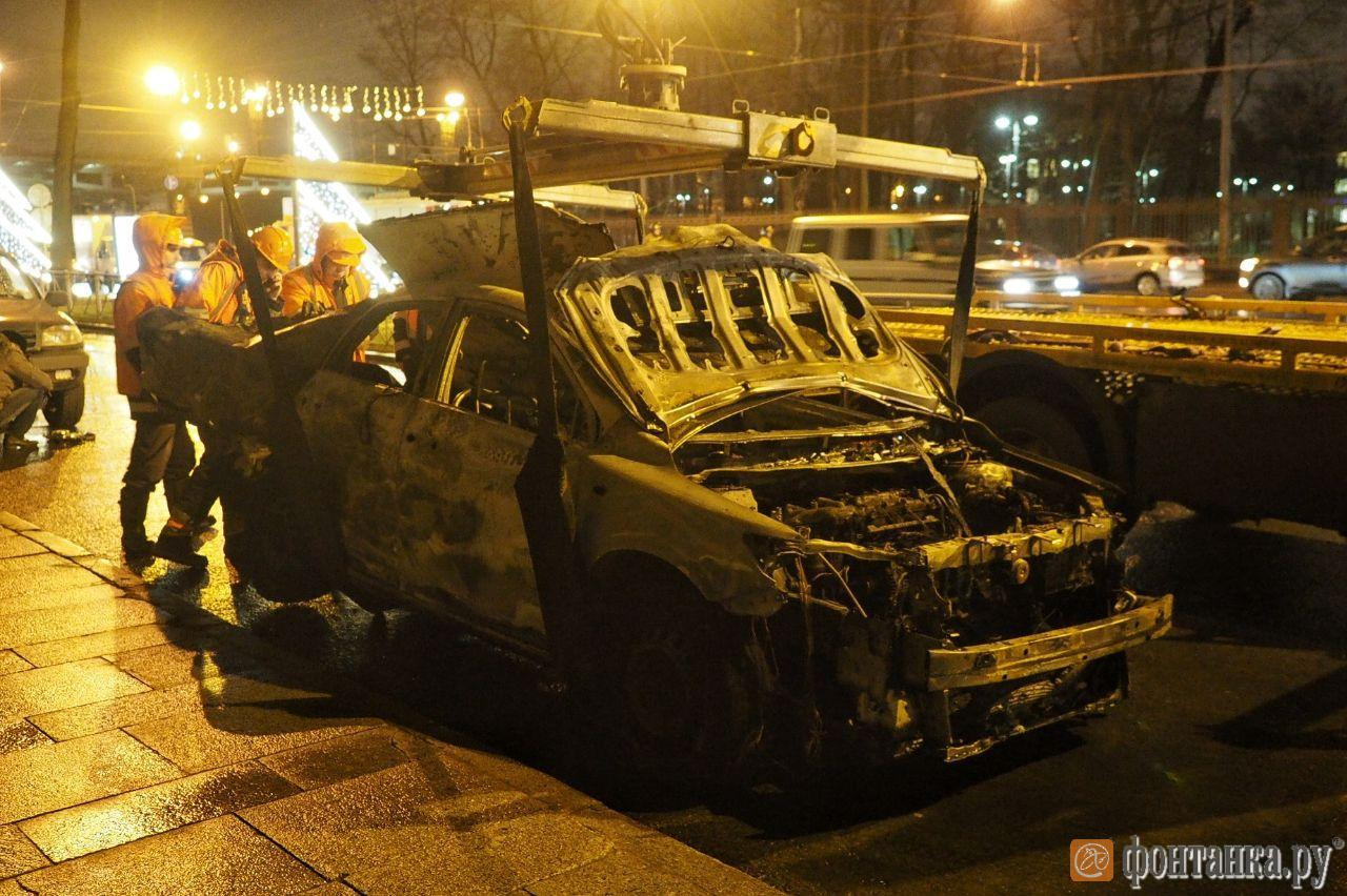 Где сгорели машины. В Санкт-Петербурге взорвалась машина. Авария черная речка СПБ вечером. Вчера на черной речке машина сгорела. Авария черная речка СПБ вечером такси.