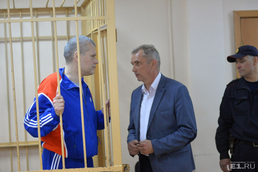 Олег Дудко со своим адвокатом.