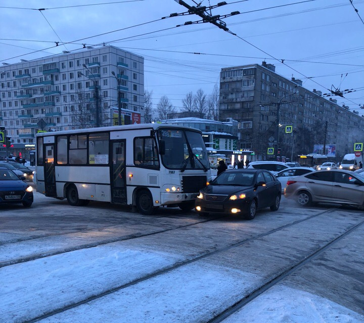 ДТП на перекрёстке проспекта Большевиков и улицы Дыбенко.