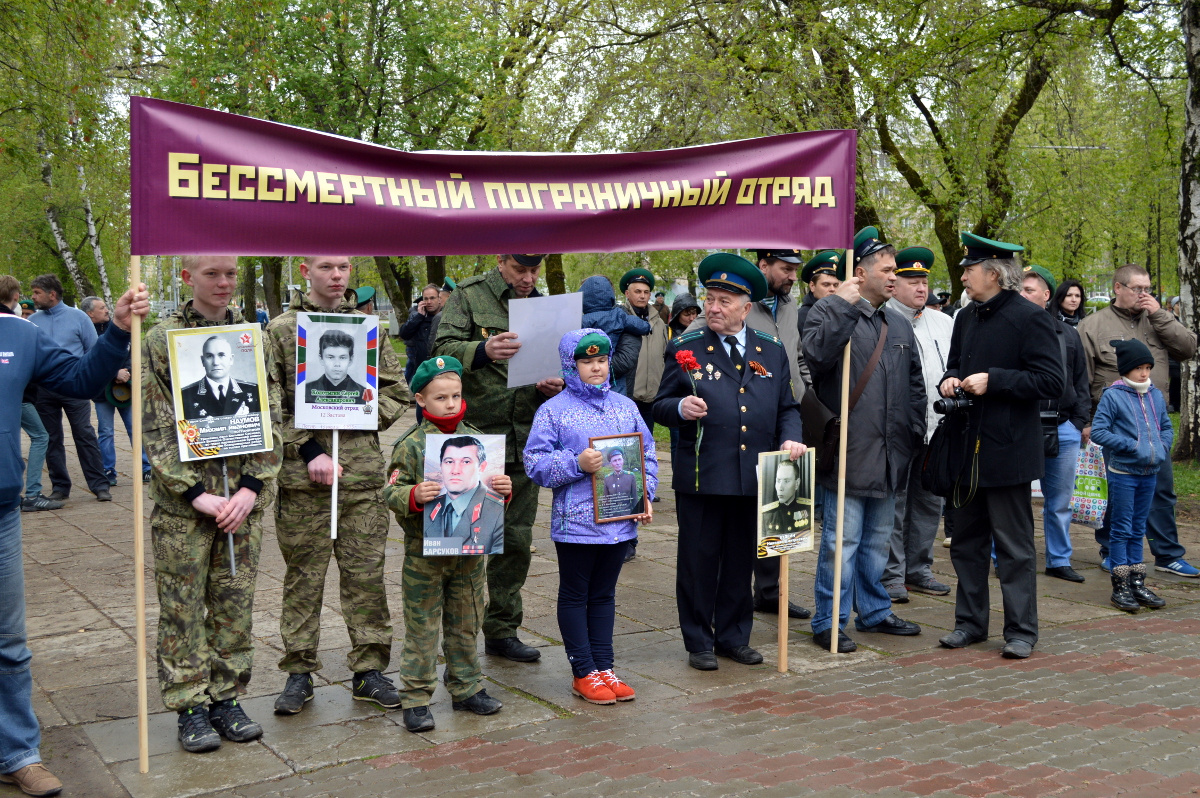 В память о погибших пограничниках ветераны устроили акцию "Бессмертный отряд" В память о погибших пограничниках ветераны устроили акцию "Бессмертный отряд"