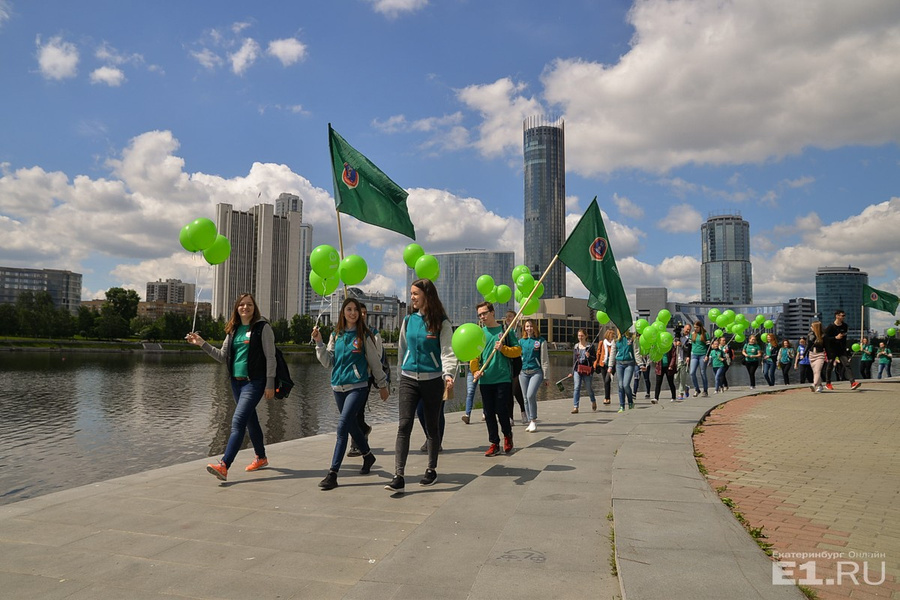 Волонтёры устроили шествие от ДИВСа до Центрального стадиона.