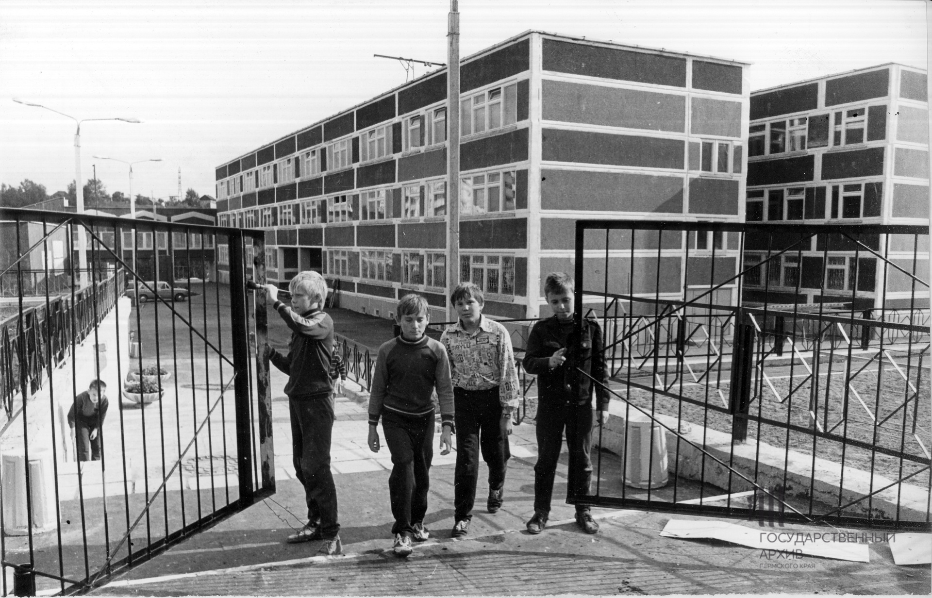 Ученики у здания новой школы № 137. 1991 год