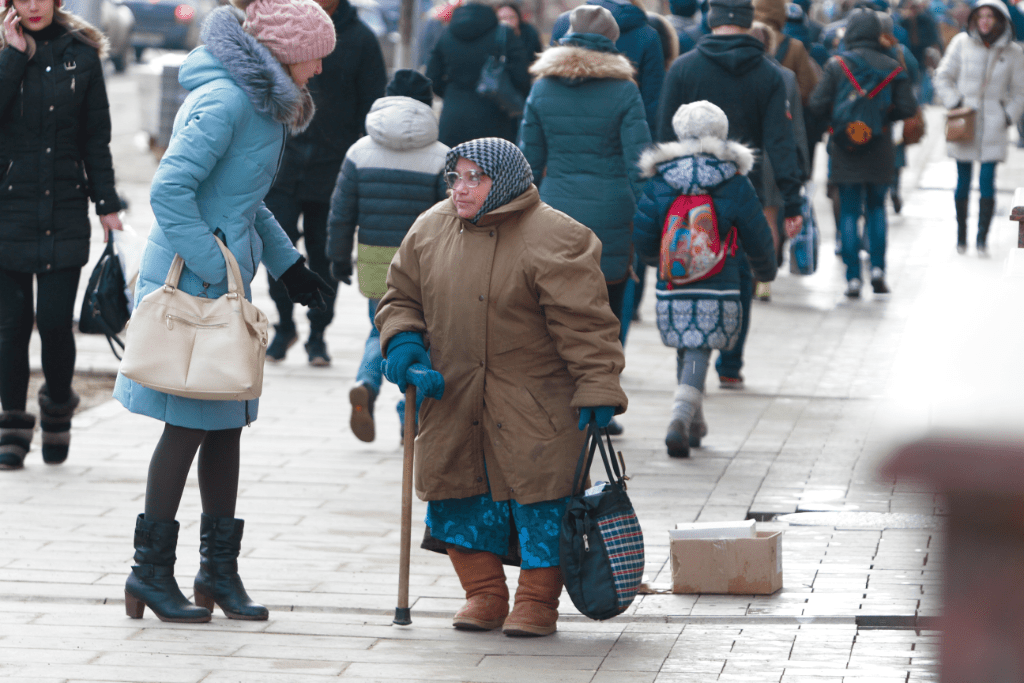 Белые горожане. Бабушки попрошайки на улицах. Попрошайки на улицах города. Попрошайки бабушка и ребёнок.