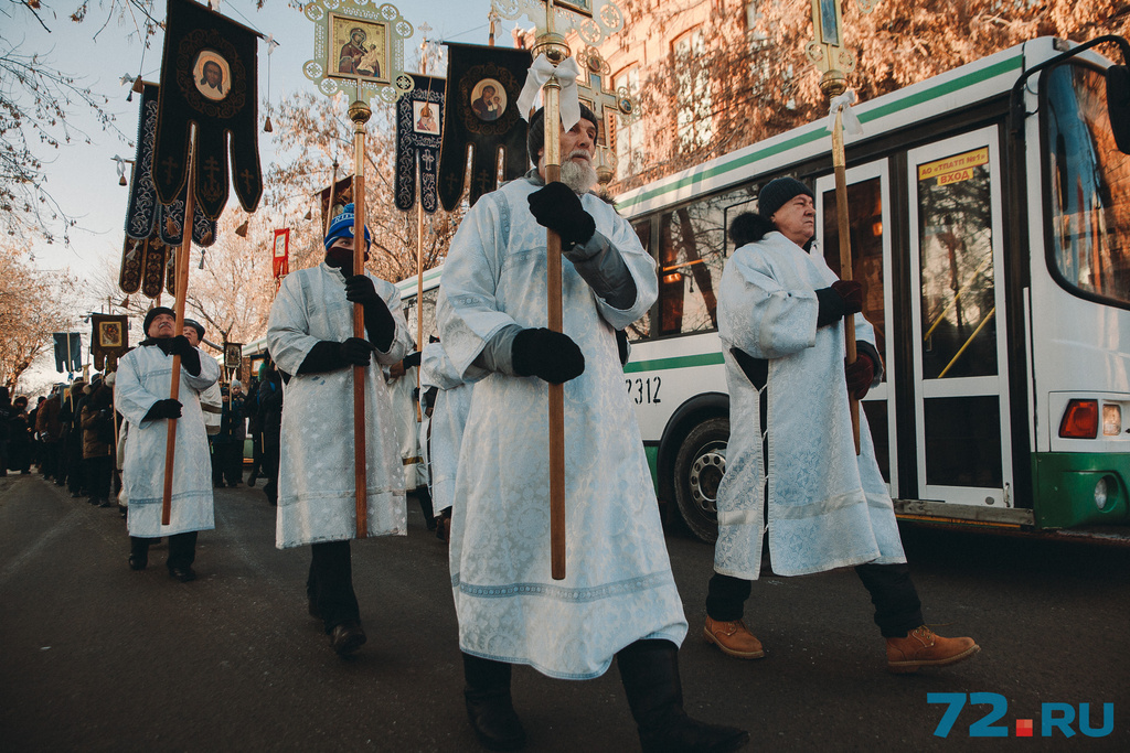 От Семакова через Челюскинцев до Заречного микрорайона шла вереница православных верующих в этот полдень