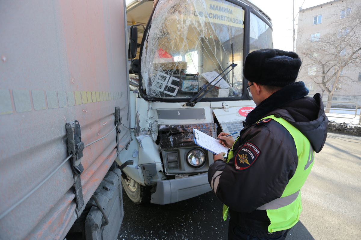 От удара в маршрутке разбились стекла От удара в маршрутке разбились стекла
