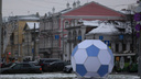 Мячи будут гореть: власти объяснили нестандартное украшение Красной площади
