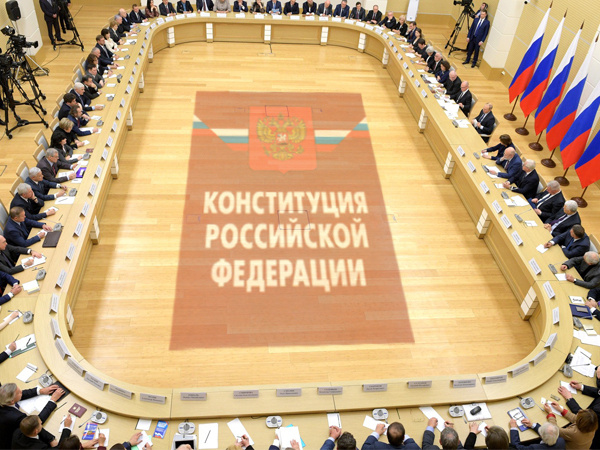 Встреча с рабочей группой по подготовке предложений о внесении поправок в Конституцию / фото с сайта kremlin.ru/коллаж