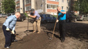 Ярославцы, не дождавшись властей, сами отремонтировали дорогу во дворе