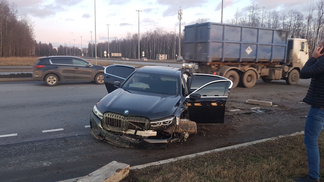 В Петербурге есть «поворот глупости» – на Парашютной. Там новенький BMW  «улетел в небеса» - 21 января 2020 - ФОНТАНКА.ру