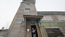 Гниющие крысы и дыры в стенах: пенсионеры из Архангельска стали заложниками падающей башни