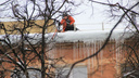 В Ярославле коммунальщики в первую очередь будут сбивать снег со «злых» домов