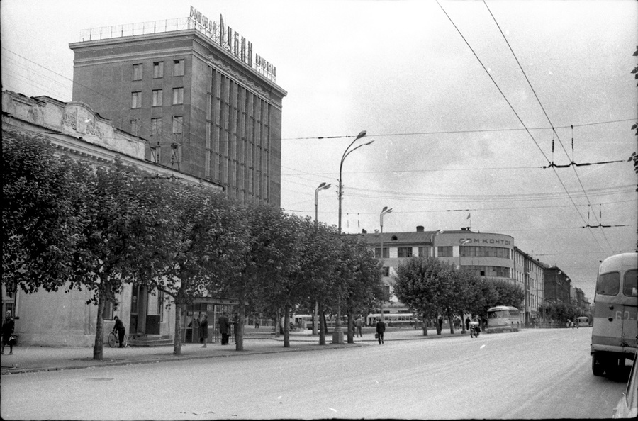Вид на «Рубин» с улицы Малышева в 1970-е. Вид на «Рубин» с улицы Малышева в 1970-е.