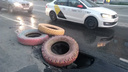 Снова провал: на оживлённой улице в центре Челябинска образовалась яма