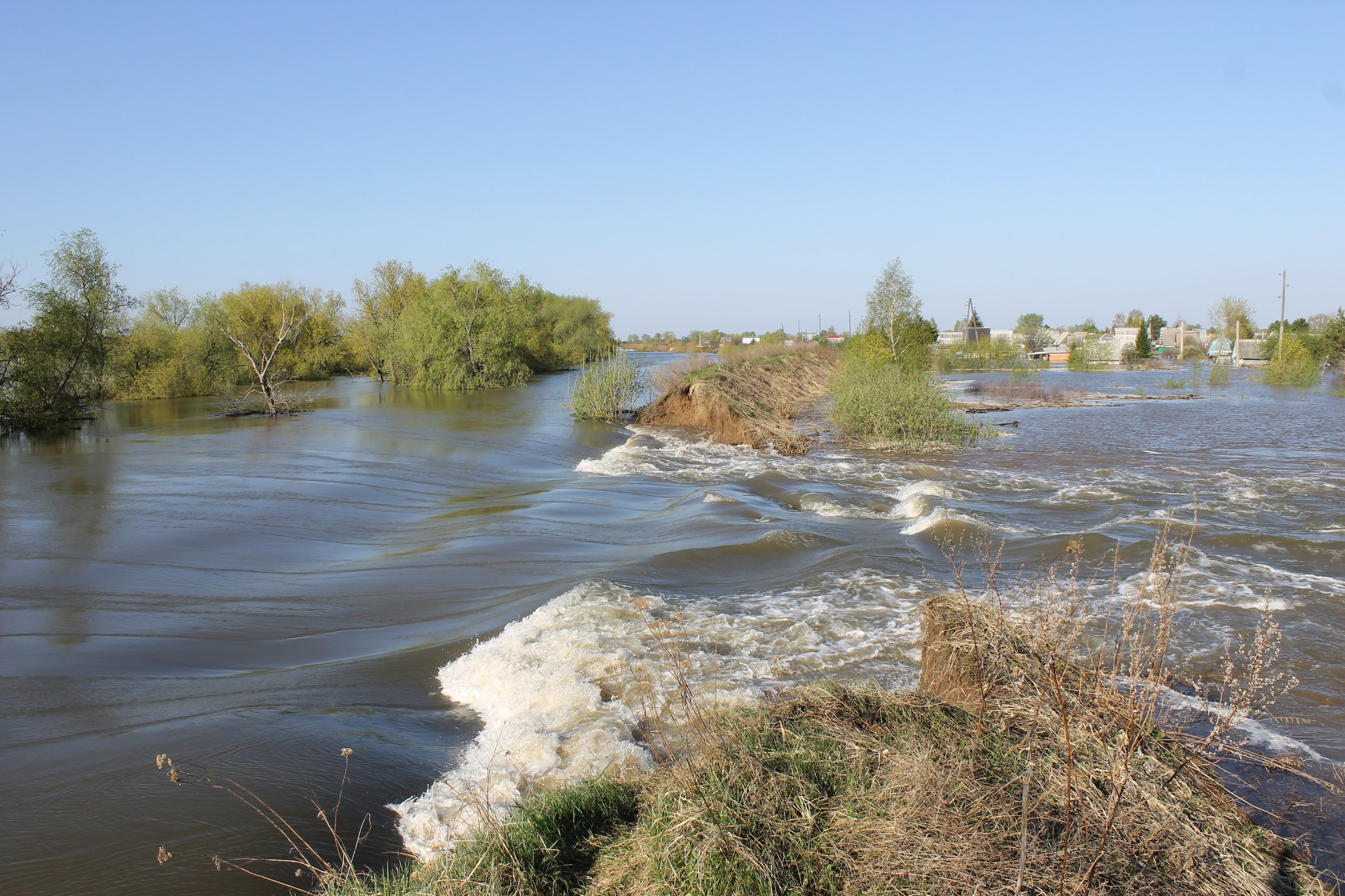 Из-за прорыва дамбы образовалось сильное течение. Местные жители сообщают, что течение напоминает горную реку.