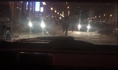 Люди, бегущие за BMW
