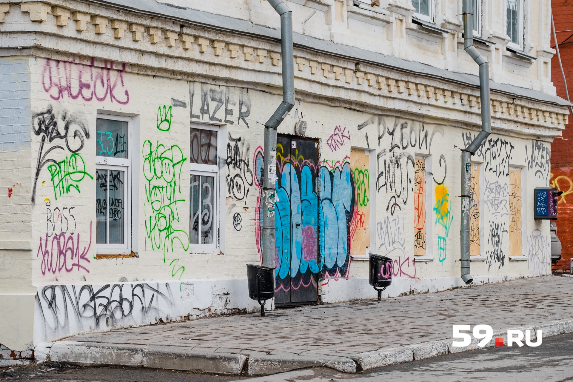 Почти все здания на «Арбате» исписаны разноцветными граффити