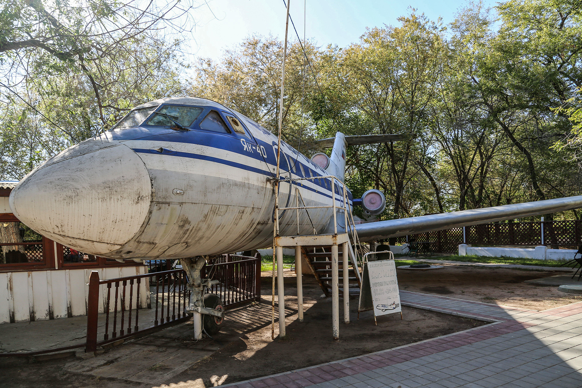 Этот Як-40 давно не летает, но в нем еще кормят