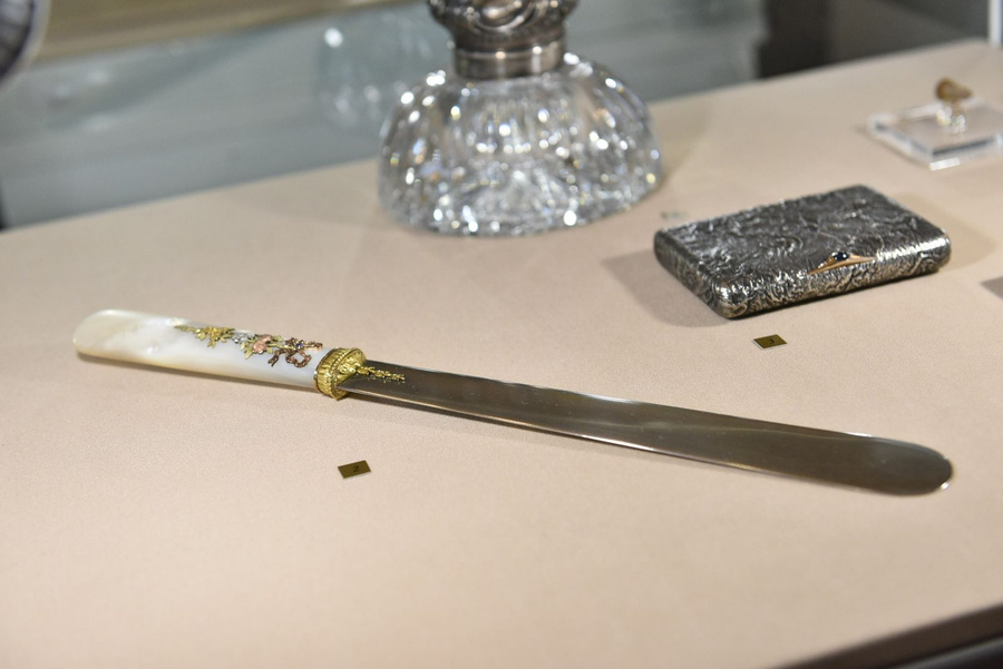Нож для бумаги из платины, золота, серебра, сапфира и перламутра, привезённый из собрания музеев Московского Кремля.