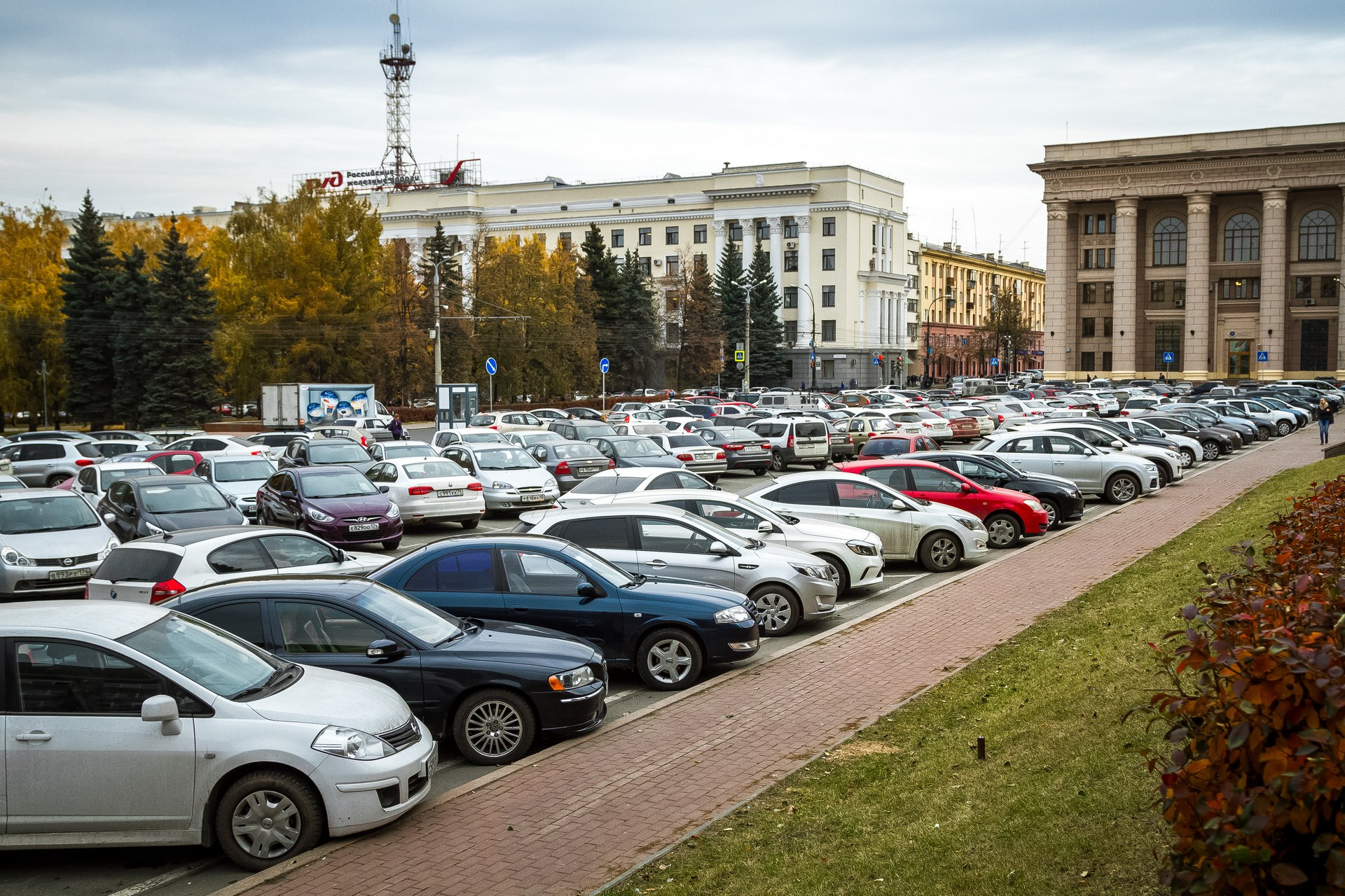 Запарковаться на Театральной площади в будний день практически нереально Запарковаться на Театральной площади в будний день практически нереально