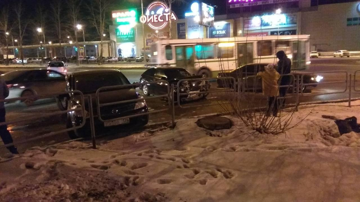 Два автомобиля столкнулись напротив ТК «Фиеста»