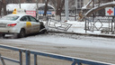 На улице Советской Армии водитель такси протаранил ограждение