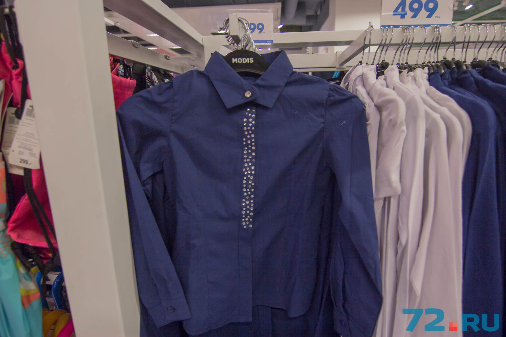 Стильная синяя рубашка на девочку стоит 599 рублей